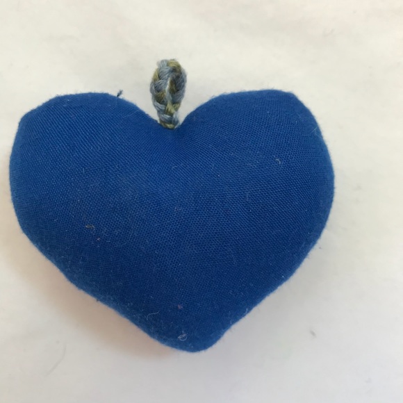 One hand embroidered heart 💕 keychain ornament - Picture 2 of 3